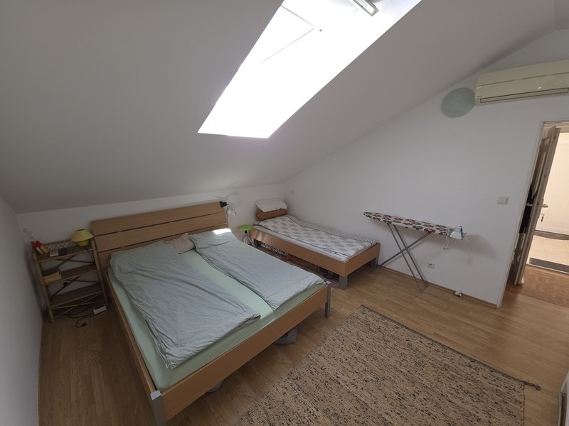 Spálňa so strešným oknom a klimatizáciou