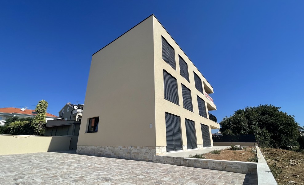 Bočný pohľad na novostavbu s dláždeným dvorom