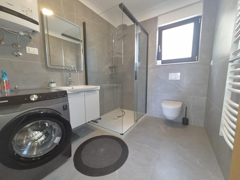 Kúpeľňa so sprchovacím kútom, WC a práčkou