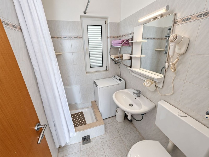 Kúpeľňa so sprchovacím kútom