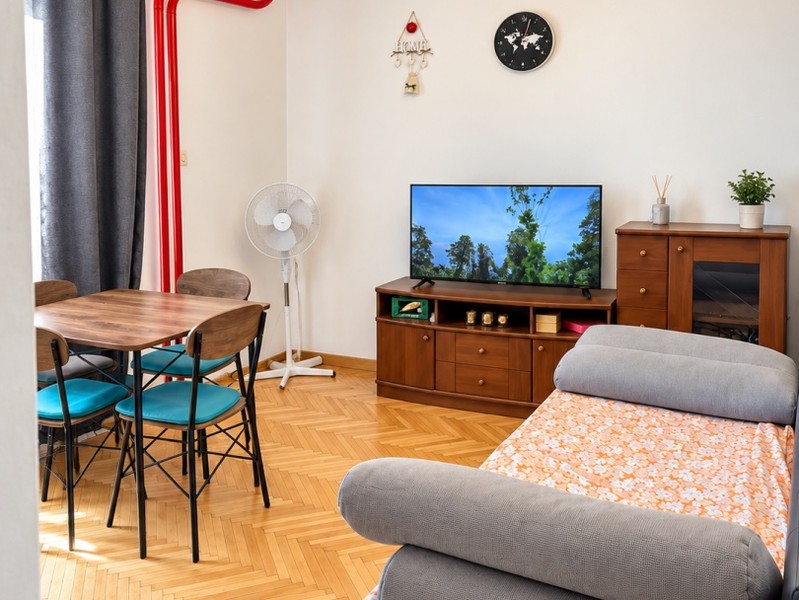 Obývacia časť s jedálenským stolom
