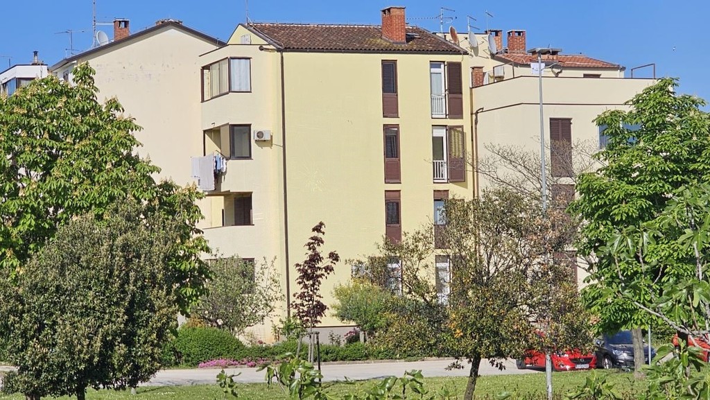 Pohľad na exteriér obytného domu so záhradou