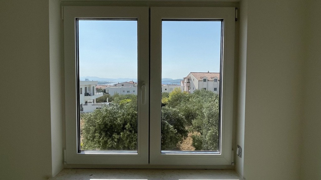 Balkónové dvere s výhľadom na olivovníky