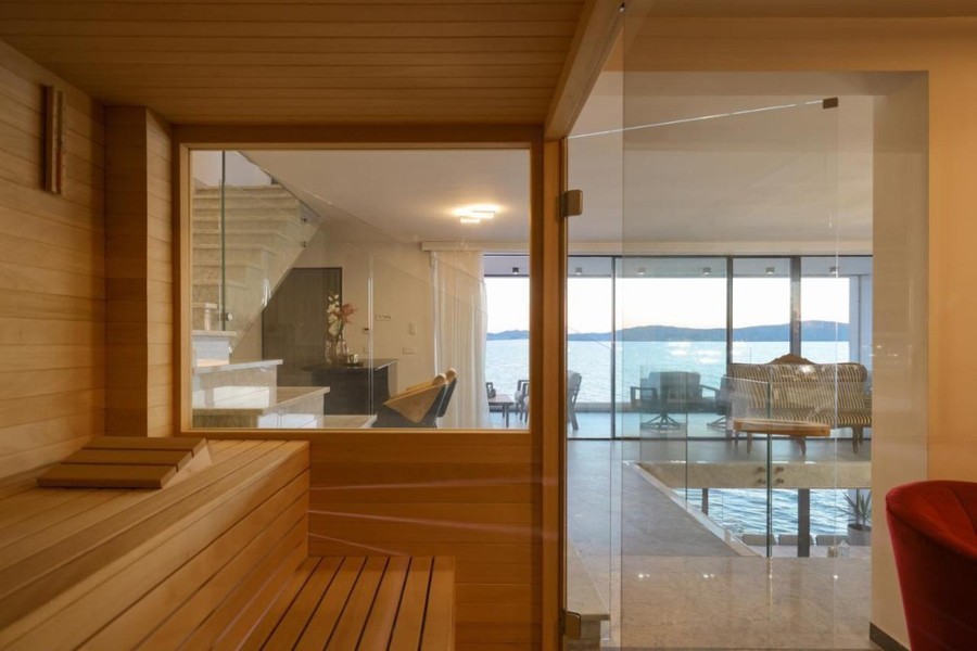 Sauna so sklenenou stenou