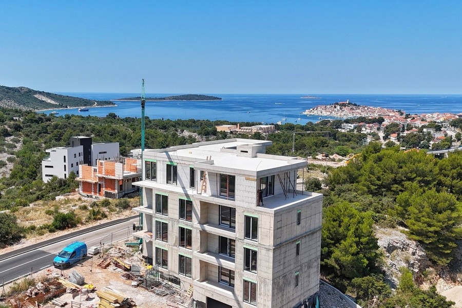 Novostavba v hrubej stavbe nad zálivom Primošten
