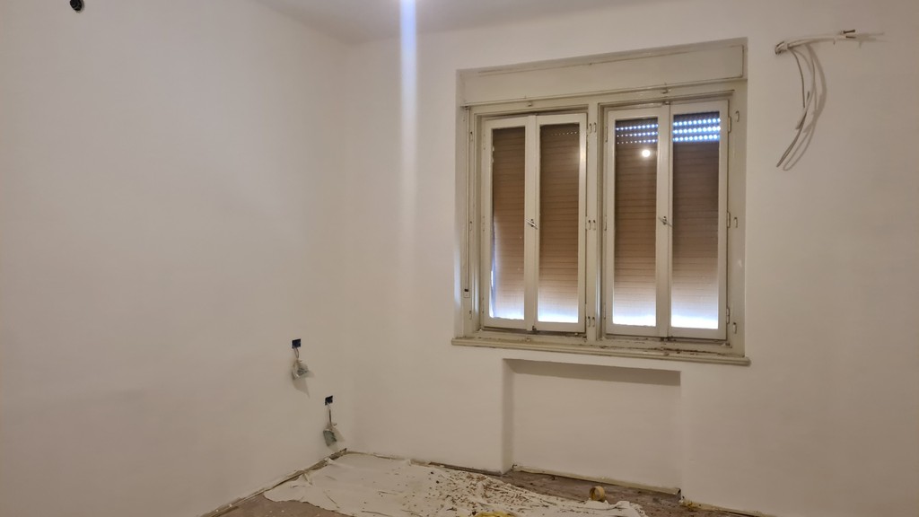 Prázdna spálňa s oknom