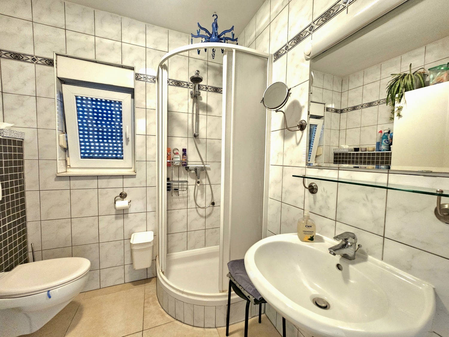 Kúpeľňa s rohovou sprchou, umývadlom a WC
