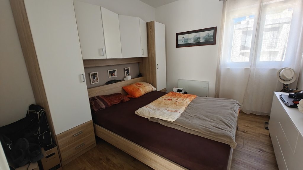 Spálňa s manželskou posteľou a skriňou
