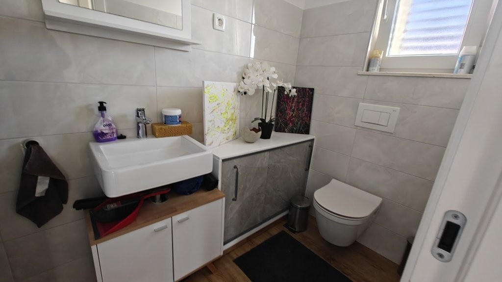Samostatné WC s umývadlom