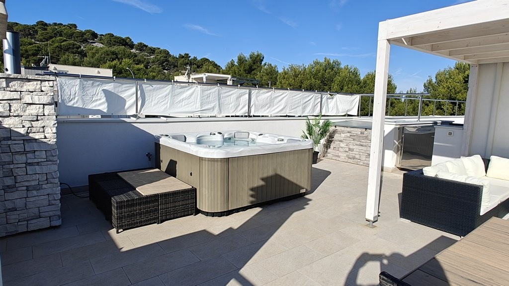 Strešná terasa s jacuzzi a pergolou