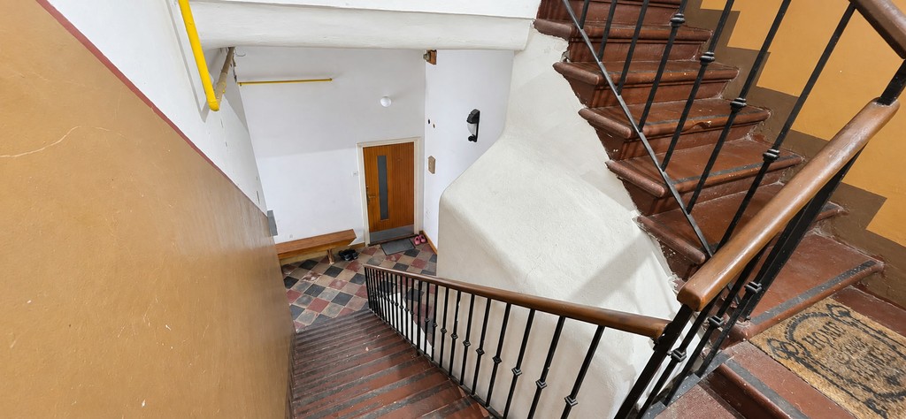 Schodisko s dreveným zábradlím