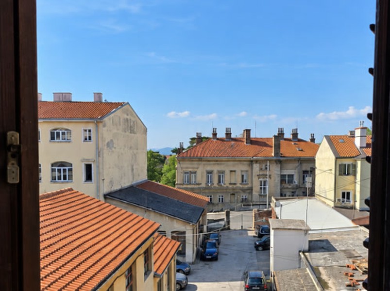 Výhľad z okna na vnútorný dvor