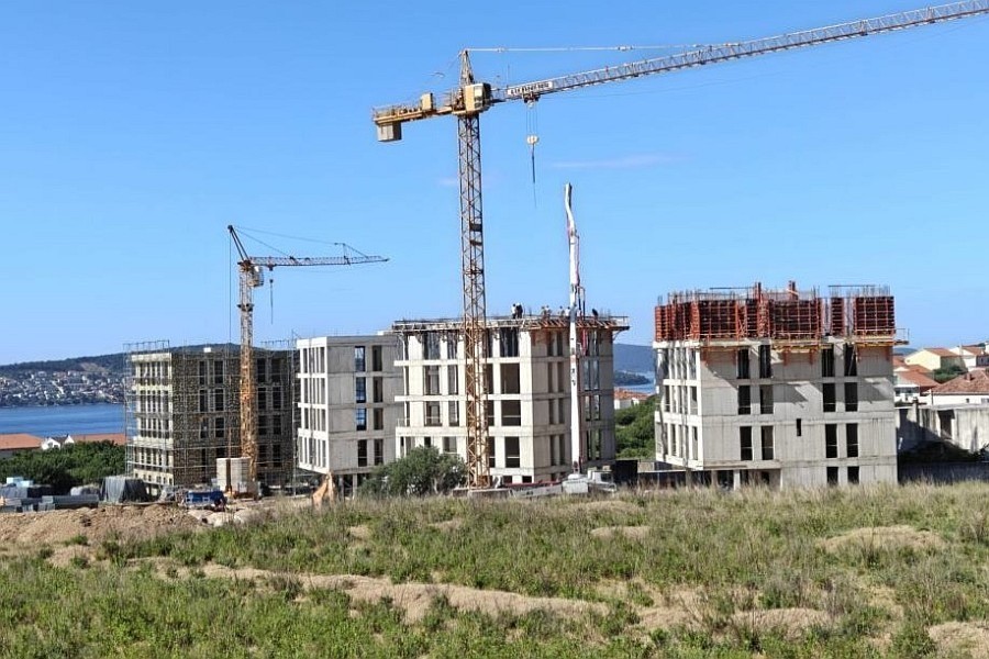 Stavenisko obytného komplexu s výhľadom na záliv Trogir