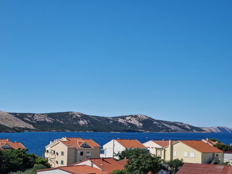 Vchod do domu a exteriér novostavby