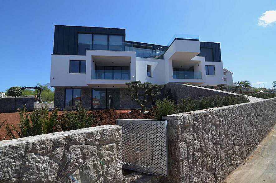 Strešný apartmán s bazénom na predaj v Chorvátsku na ostrove Krk.