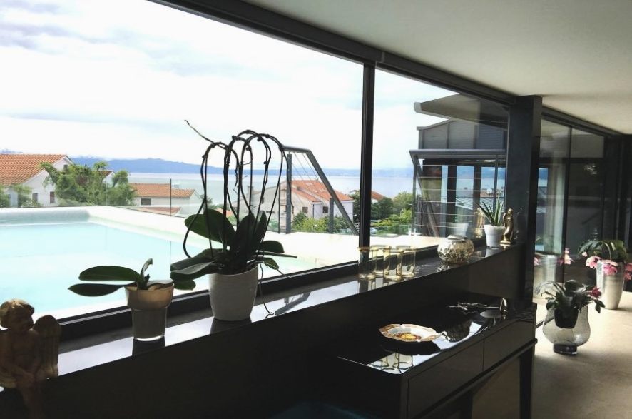 Strešná terasa s bazénom nehnuteľnosti A824 na ostrove Krk v Chorvátsku.