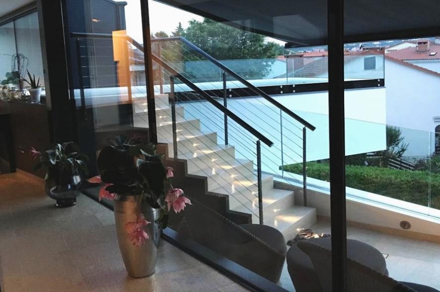 Schodisko na strešnú terasu.