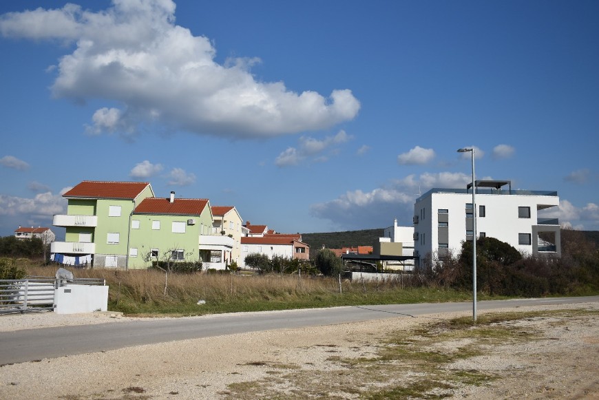 Pohľad na prístupovú cestu, pozemok a susedné domy