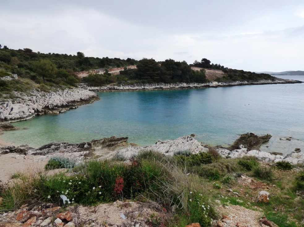 Malá zátoka pri Rogoznici, ktorá hraničí so stavebným pozemkom na predaj v Chorvátsku. Realitné kancelárie Chorvátsko - Panorama Scouting
