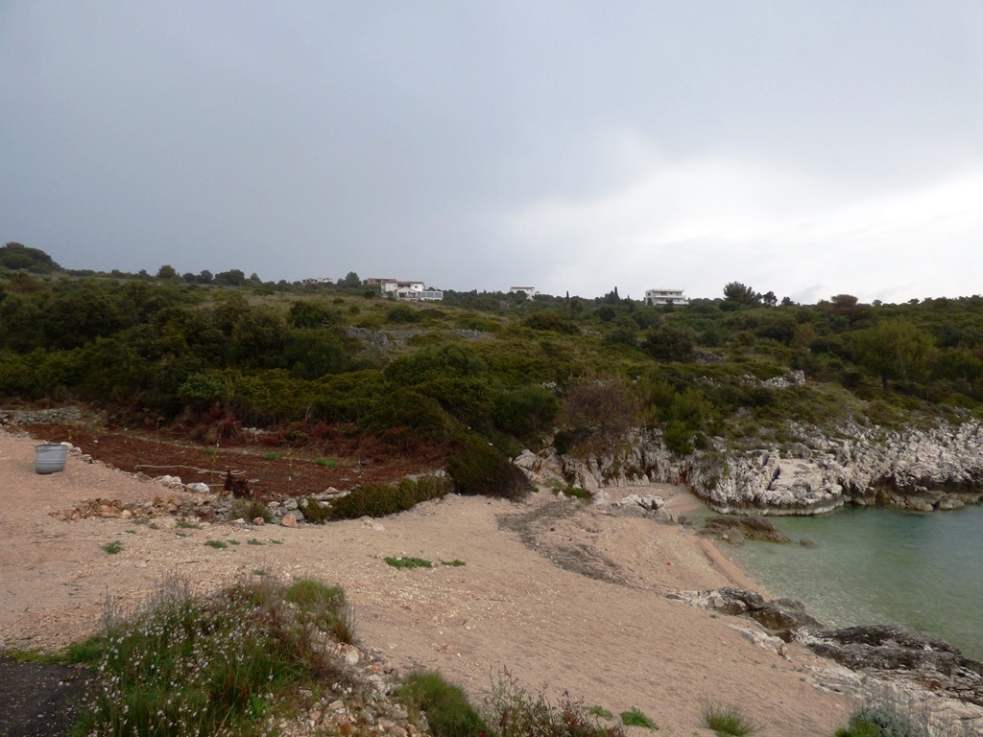 Pláž zo stavebného pozemku pri mori neďaleko Rogoznice