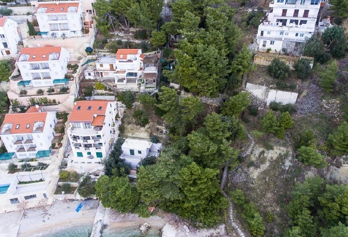 Pozemok s výhľadom na more neďaleko Omišu - Dalmácia - G430