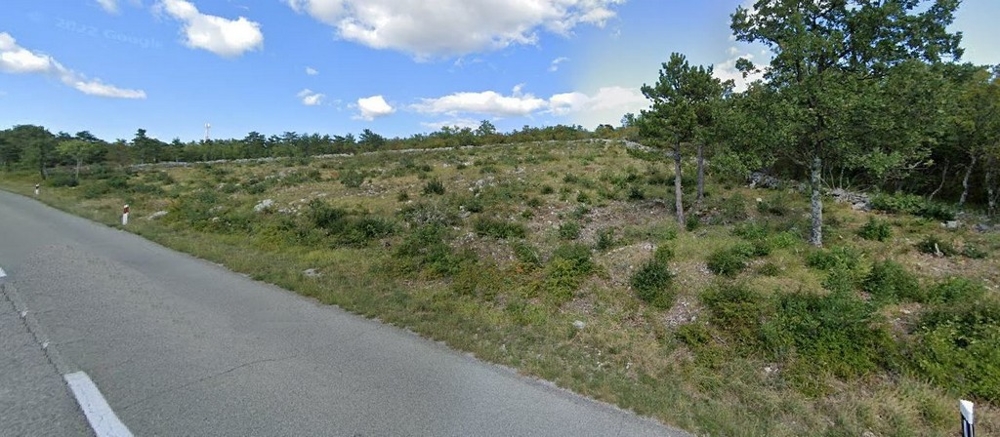 Stavebný pozemok prevzatý z ulice.