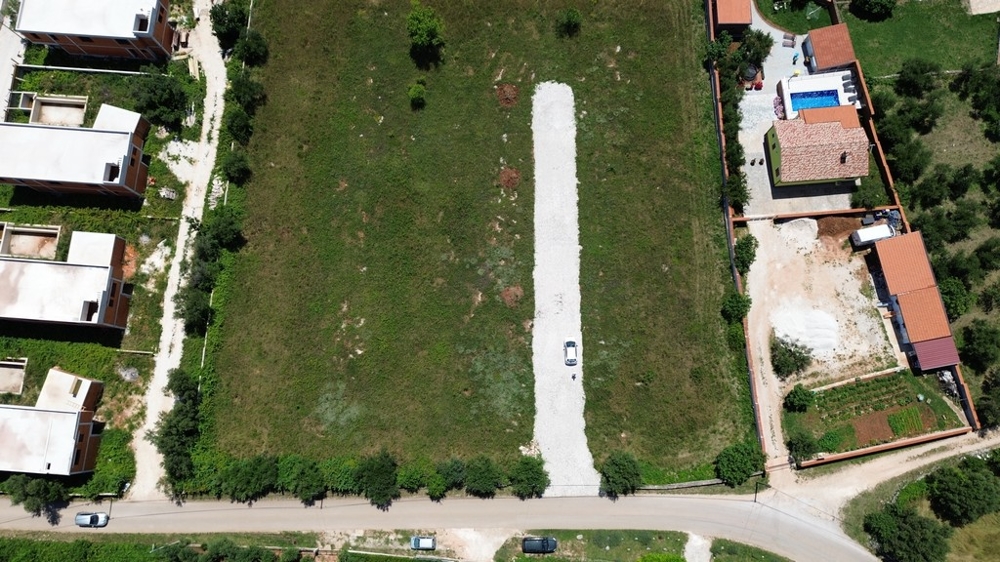 Pozemok na Istrii v Chorvátsku s prístupovou cestou a okolitou zástavbou