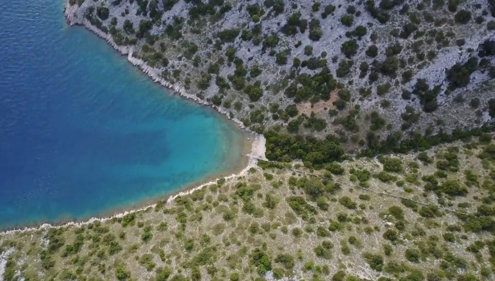 Kúpim stavebný pozemok priamo pri mori v Chorvátsku - ostrov Žut.