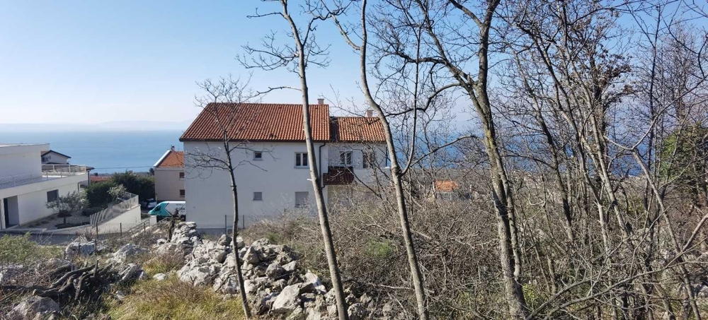 Výhľad zo stavebného pozemku v Rijeke na suseda a more