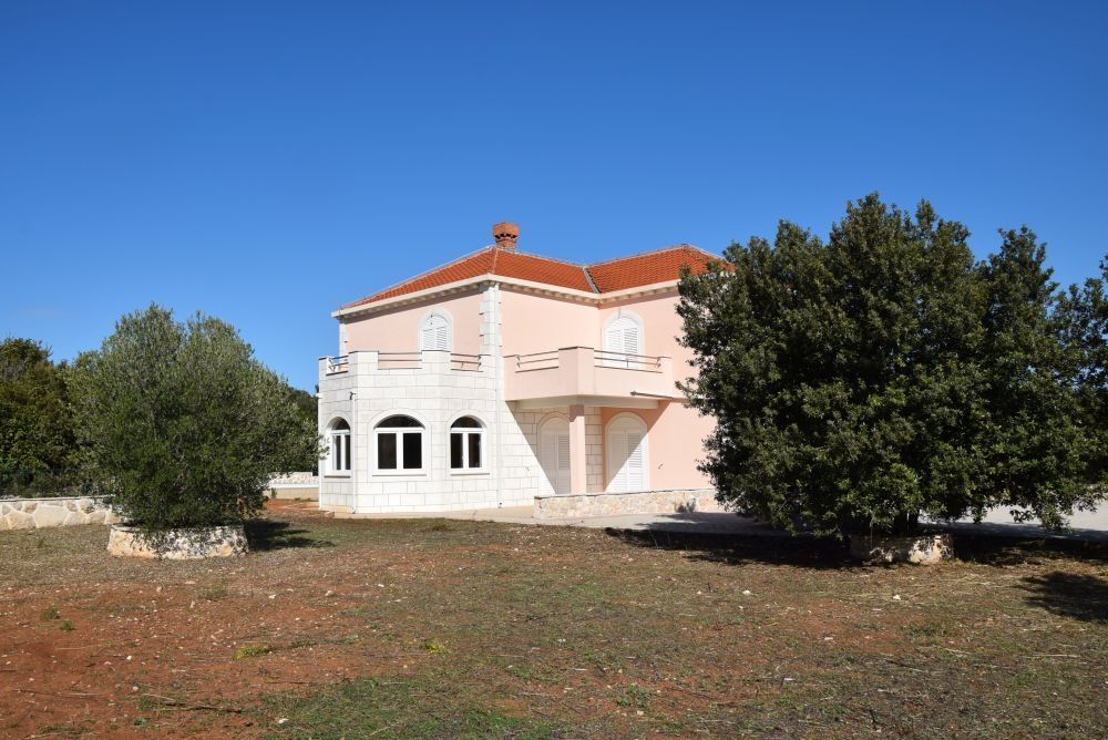 Vilu obklopuje veľká záhrada.