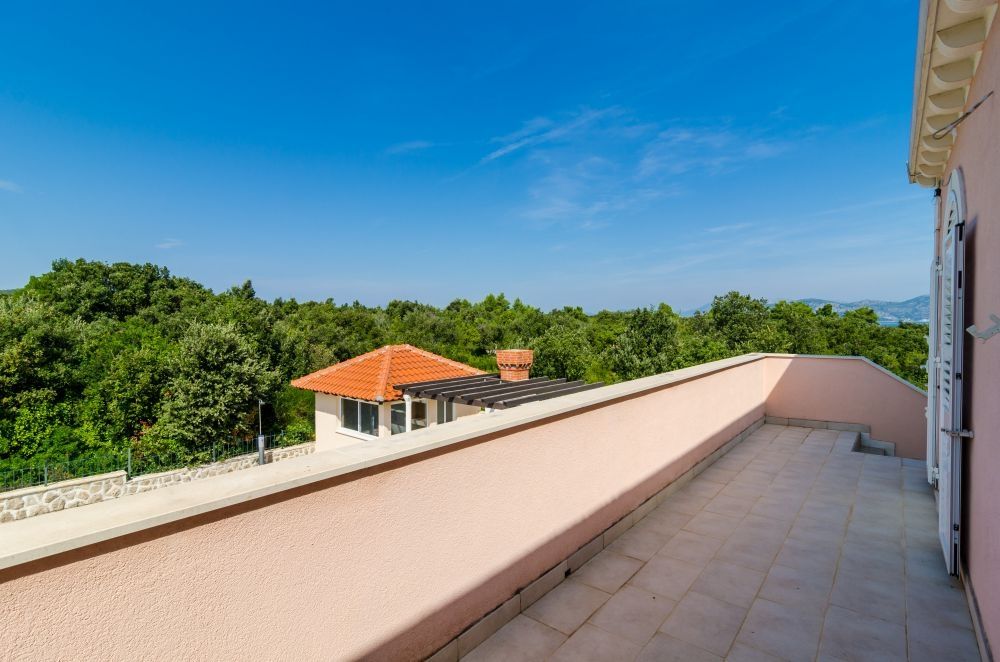 Veľká terasa na hornom poschodí.