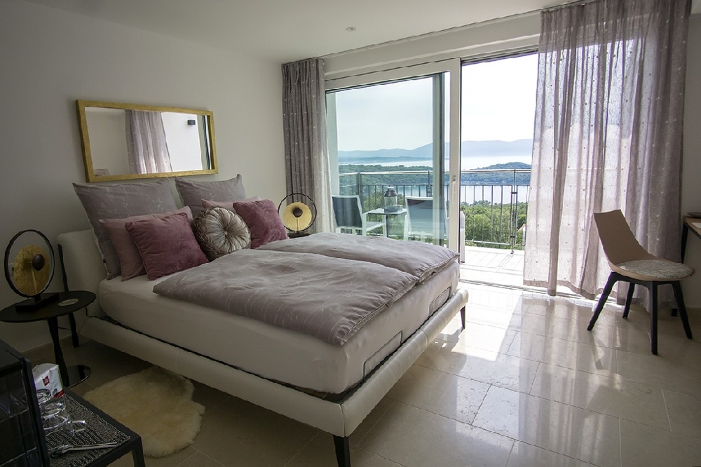 Spálňa s výhľadom na more.