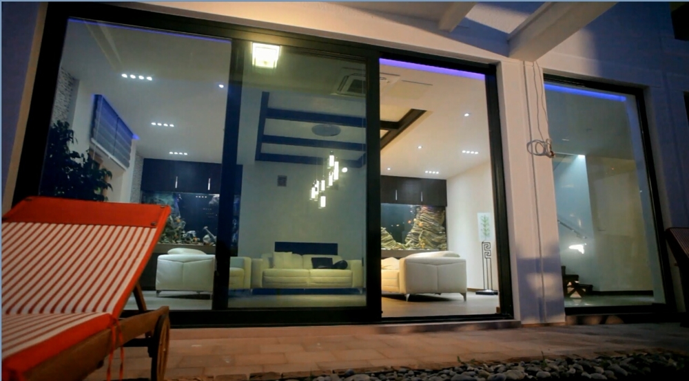 Veľa skla a kameňa na novej vile v Čiernej Hore s výhľadom na more