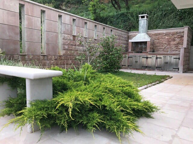 Vonkajší priestor vily s výhľadom na more v Čiernej Hore na predaj.