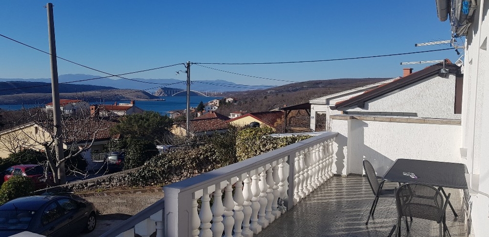 Výhľad na more z nehnuteľnosti H1067 neďaleko Crikvenice v regióne Kvarnerský záliv.