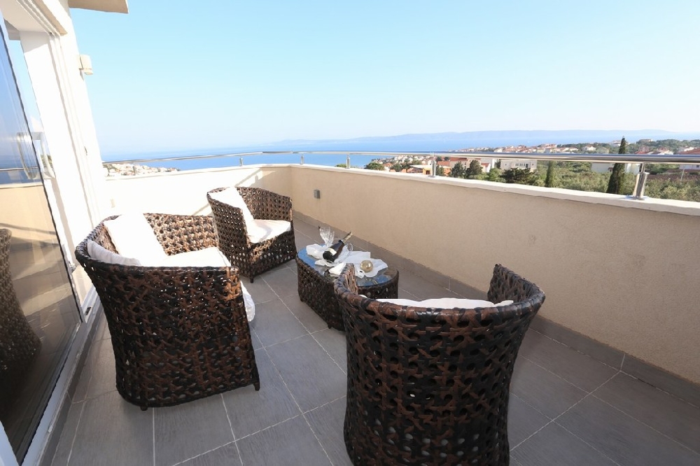Nehnuteľnosti v Dalmácii s výhľadom na more.