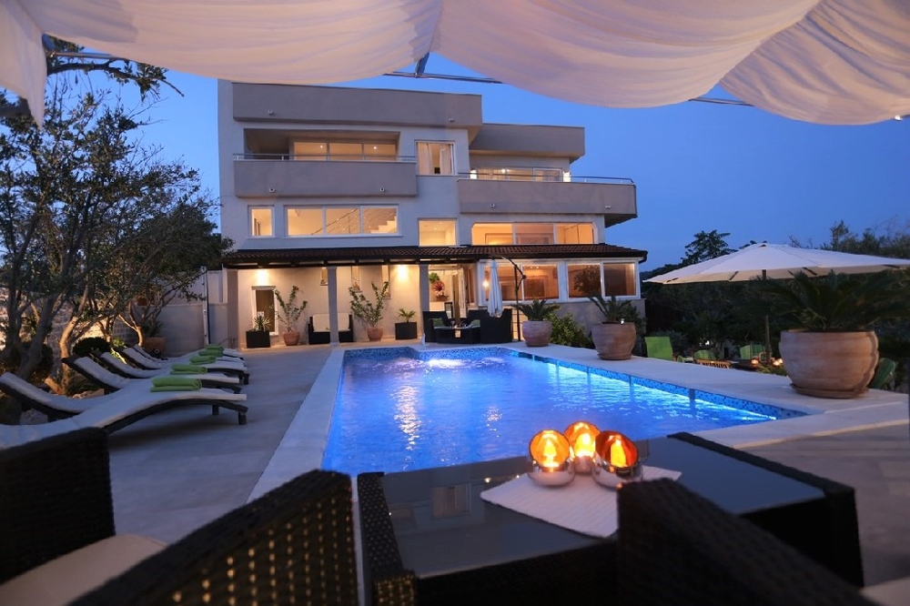 Dom s niekoľkými apartmánmi v Dalmácii na predaj.