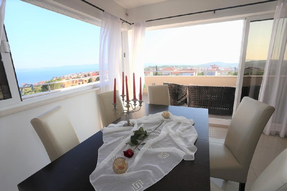 Pohľad z balkóna vily H1106 v Chorvátsku.