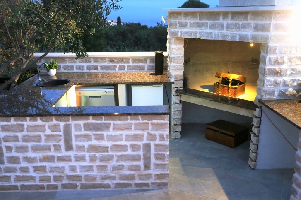 Gril na pozemku H1106 v Chorvátsku na ostrove Čiovo, Dalmácia.