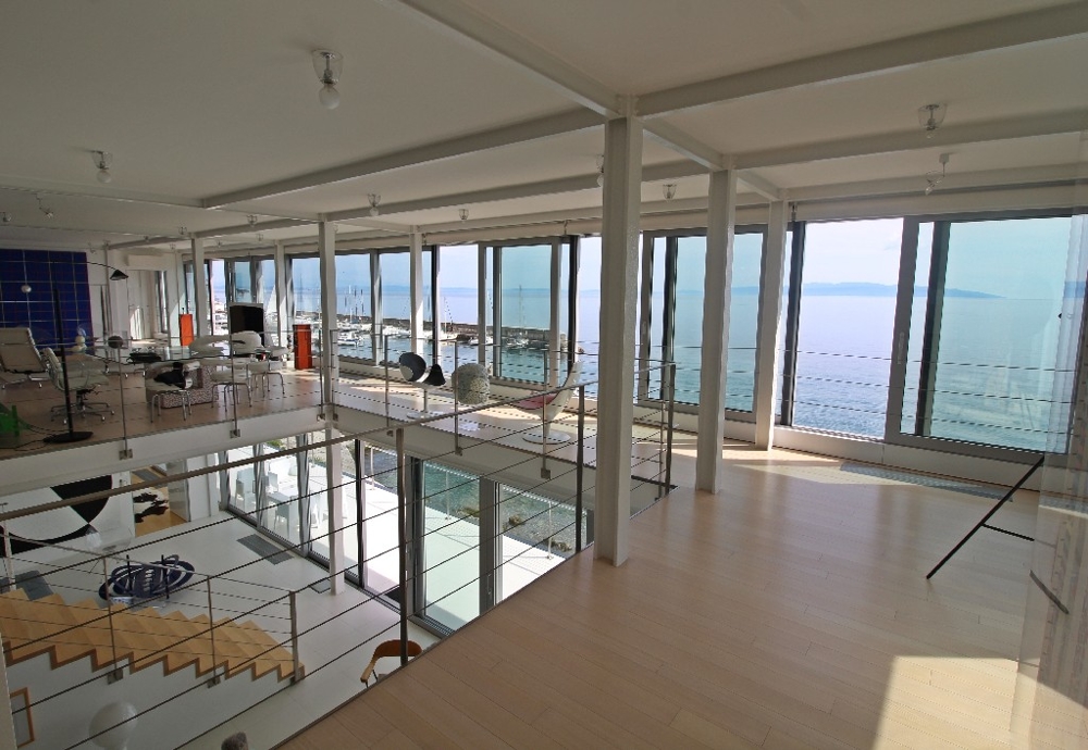 Vnútorný priestor s výhľadom na more a bazén.