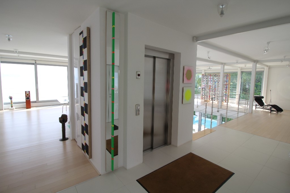 Vo vile je osobný výťah.