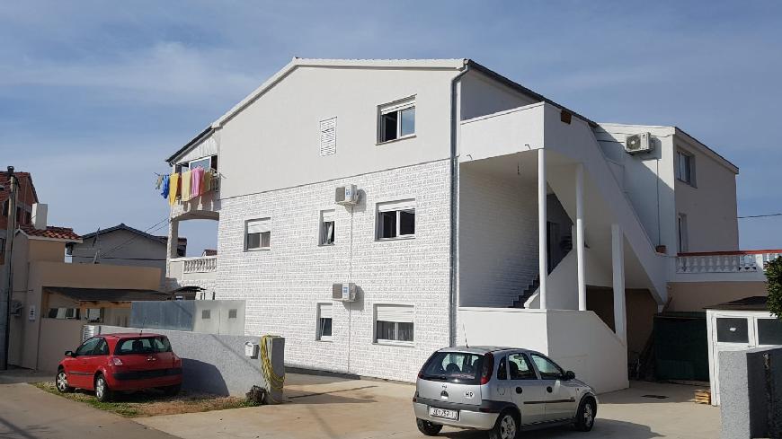 Pohľad na parkovisko a nehnuteľnosť H1349 v Zadare, Chorvátsko.