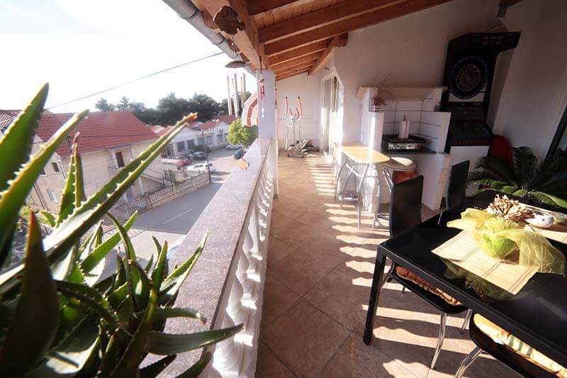 Krytá terasa s posedením - nehnuteľnosť H1349 v Diklo, Chorvátsko.