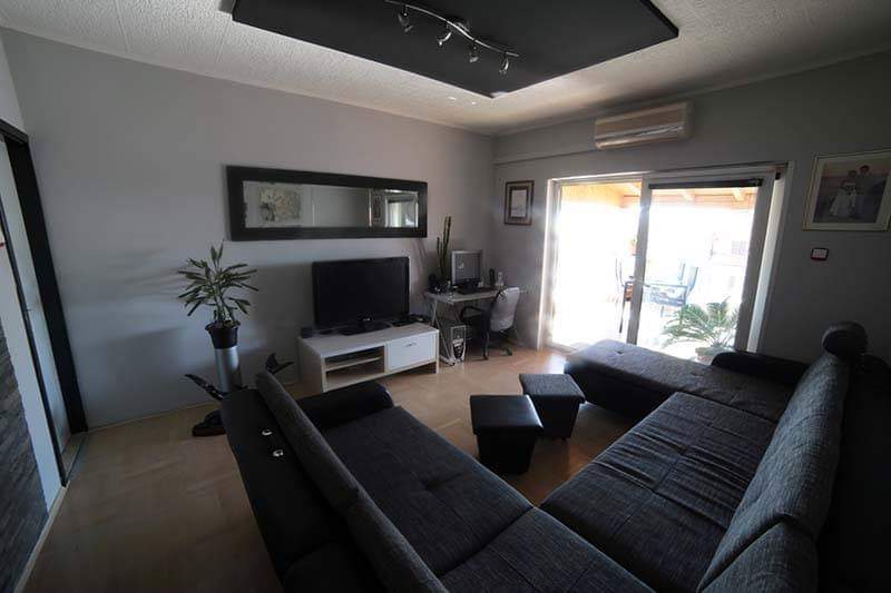 Obývacia izba so vstupom na balkón