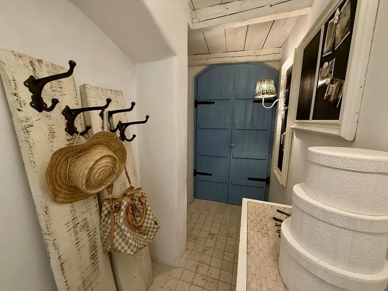 Zrekonštruovaný interiér nehnuteľnosti H1172 na ostrove Krk v Chorvátsku.