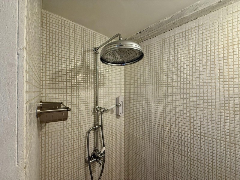 Pohľad z umývadla na okenicu s vyrazeným srdcom.