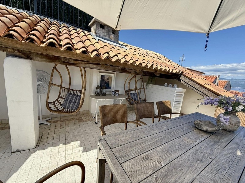 Strešná terasa s výhľadom na more nehnuteľnosti H1172 na Krku v Chorvátsku.