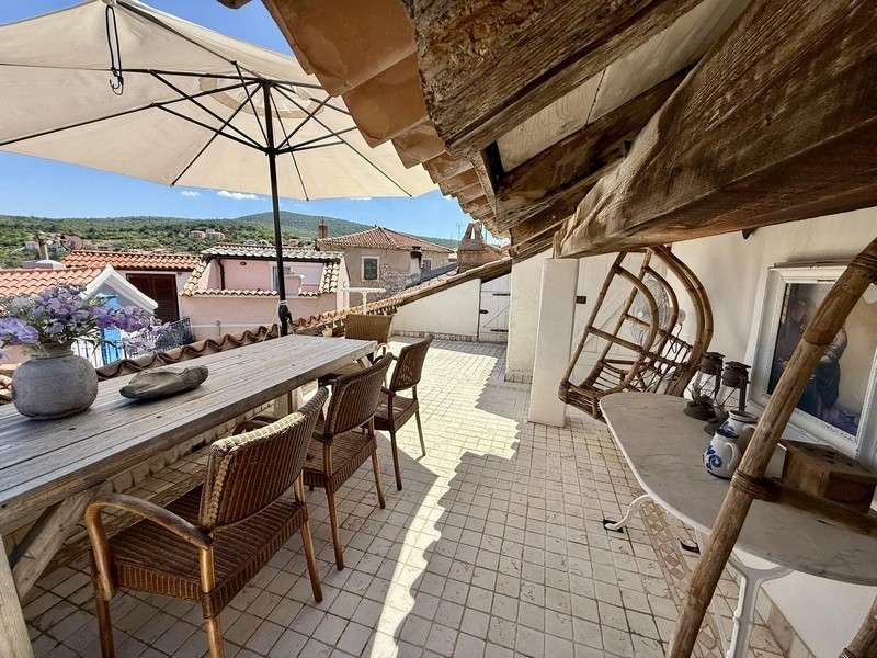 Priestranná strešná terasa s výhľadom na strechy Vrbnika.