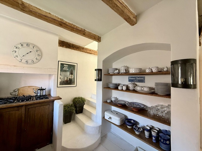 Útulný obývací priestor s krbom.