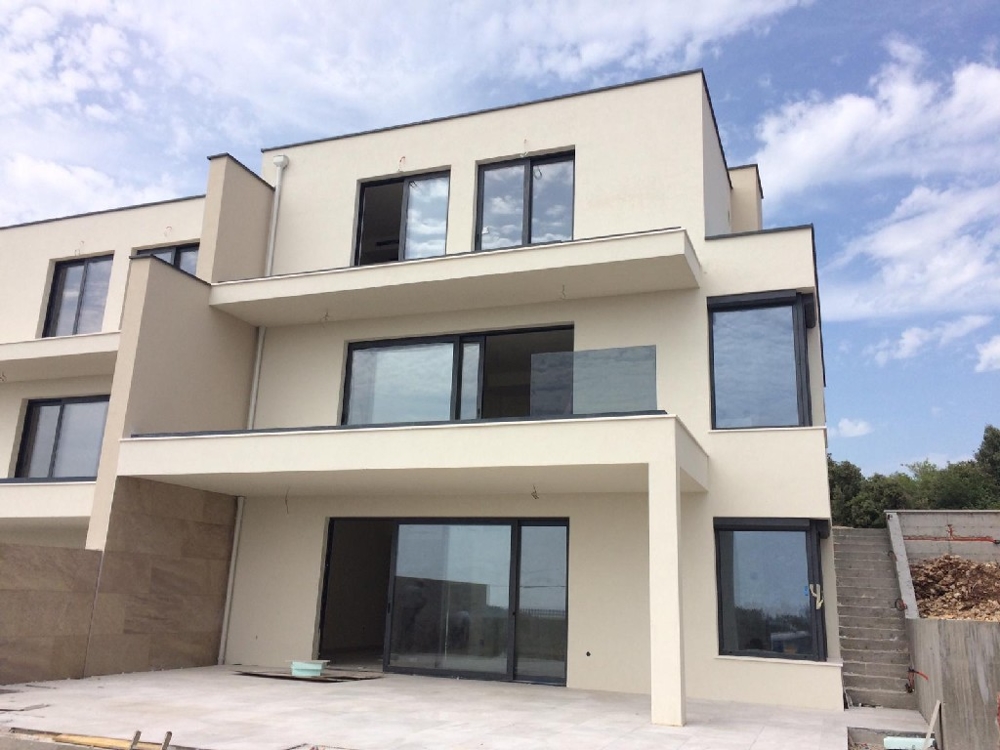 Kúpte si dvojdomy s výhľadom na more neďaleko Rogoznice.